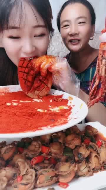 网红小姐姐吃麻辣八瓜鱼,辣味十足，网友直呼过瘾！  第3张